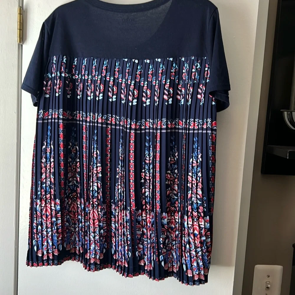 🛍️ 2/$15 New York & Company, Soho Jeans Manhattan tee - Picture 2 of 5